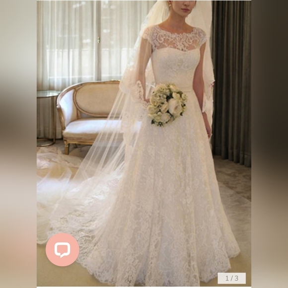 Elegant White Lace Wedding Dress - Picture 1 of 3